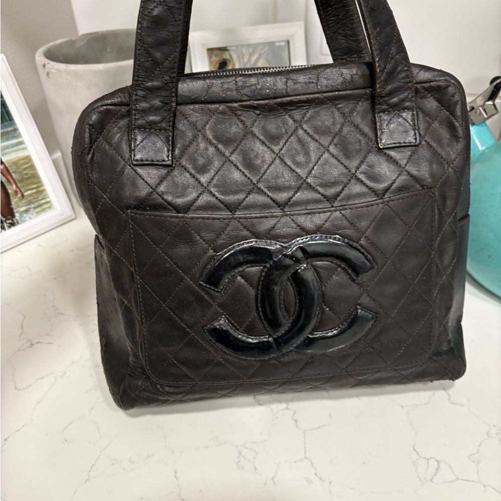 CHANEL Black Quilted Leather Shoulder Bag with CC Logo